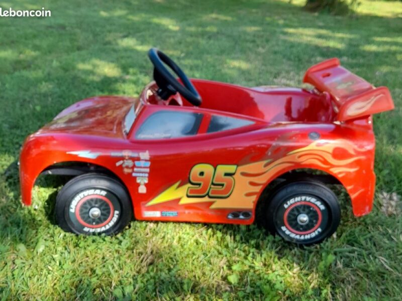 Voiture à pédale Flash Mc Queen Car 3 pour enfant de + 3 ans à - 5ans. Prix indiqué est pour 1/2 journée (6€ la demi-journée).