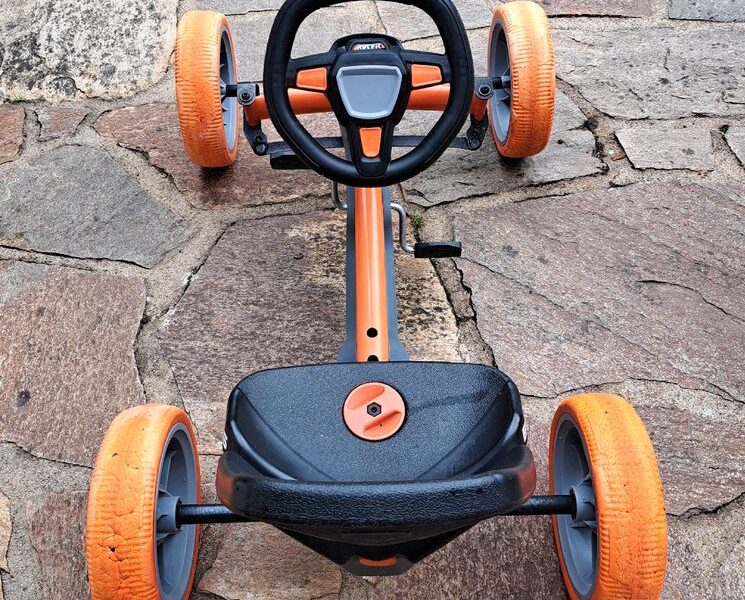 Kart Berg à pédales pour enfant de 5 ans et + avec un volant électronique qui émet des bruits de moteur. Prix indiqué est pour 1/2 journée (18 € pour la demi-journée).