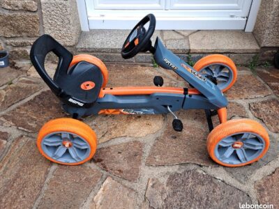 Kart Berg à pédales pour enfant de 5 ans et + avec un volant électronique qui émet des bruits de moteur. Prix indiqué est pour 1/2 journée (18 € pour la demi-journée).