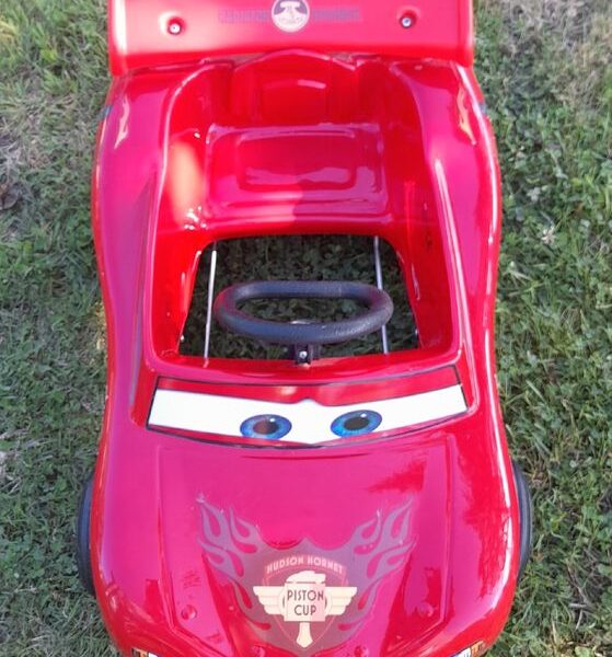 Voiture à pédale Flash Mc Queen Car 3 pour enfant de + 3 ans à - 5ans. Prix indiqué est pour 1/2 journée (6€ la demi-journée).