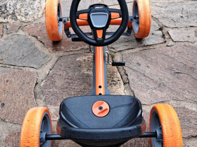 Kart Berg à pédales pour enfant de 5 ans et + avec un volant électronique qui émet des bruits de moteur