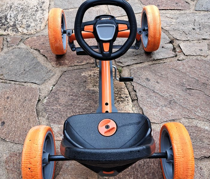 Kart Berg à pédales pour enfant de 5 ans et + avec un volant électronique qui émet des bruits de moteur. Possibilité à l'heure