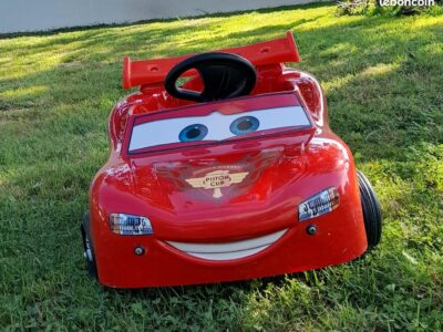 Voiture à pédale Flash Mc Queen Car 3 pour enfant de + 3 ans à - 5ans. Prix indiqué est pour 1/2 journée (6€ la demi-journée).
