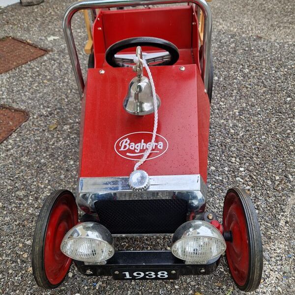Voiture à pédales Pompier pour enfant de + de 3 ans à -5 ans. Prix indiqué est pour 1/2 journée (6€ la demi-journée).