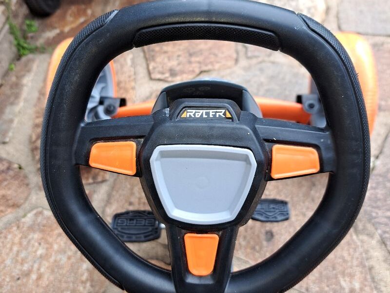 Kart Berg à pédales pour enfant de 5 ans et + avec un volant électronique qui émet des bruits de moteur. Prix indiqué est pour 1/2 journée (18 € pour la demi-journée).