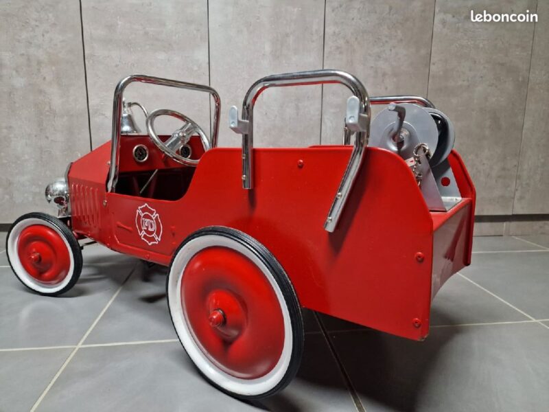 Voiture à pédales Pompier pour enfant de + de 3 ans à -5 ans. Prix indiqué est pour 1/2 journée (6€ la demi-journée).