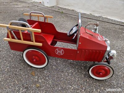 Voiture à pédales Pompier pour enfant de + de 3 ans à -5 ans. Prix indiqué est pour 1/2 journée (6€ la demi-journée).