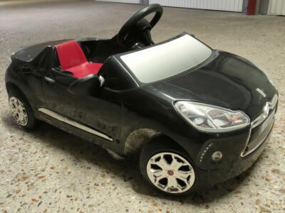 Voiture à pédale Citroën DS3 pour enfant de + 3 ans à - 5ans. Prix indiqué est pour 1/2 journée (6€ la demi-journée).