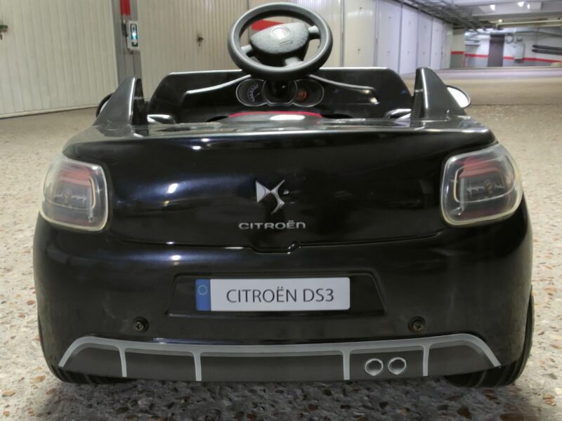 Voiture à pédale Citroën DS3 pour enfant de + 3 ans à - 5ans. Prix indiqué est pour 1/2 journée (6€ la demi-journée).