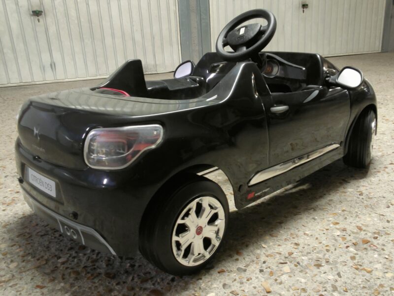 Voiture à pédale Citroën DS3 pour enfant de + 3 ans à - 5ans. Prix indiqué est pour 1/2 journée (6€ la demi-journée).