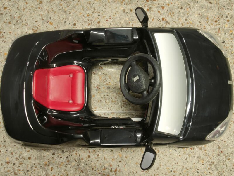 Voiture à pédale Citroën DS3 pour enfant de + 3 ans à - 5ans. Prix indiqué est pour 1/2 journée (6€ la demi-journée).