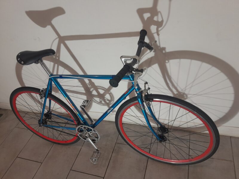 Vélo 2 Rue Talence Bordeaux propose vélo ancien peugeot, Motobécane reconditionnés, tandem Orbita, Vtt Ventana, tricycle, vélo enfant à la location