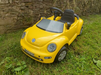 Voiture à pédale Volkswagen New Beetle pour enfant de + 3 ans à - 5ans. Possibilité à l'heure