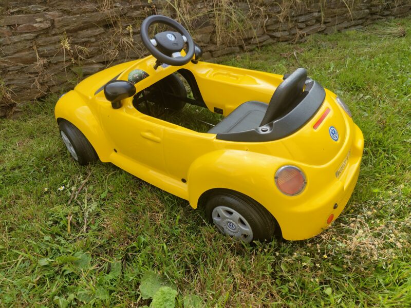 Voiture à pédale Volkswagen New Beetle pour enfant de + 3 ans à - 5ans. Possibilité à l'heure