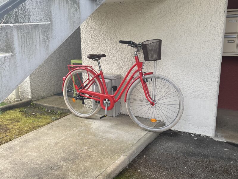 Vélo de ville rouge avec panier