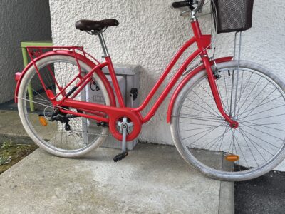 Vélo de ville rouge avec panier