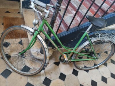 Vélo acier avec panier métallique à l’arrière