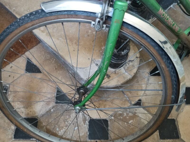 Vélo acier avec panier métallique à l’arrière