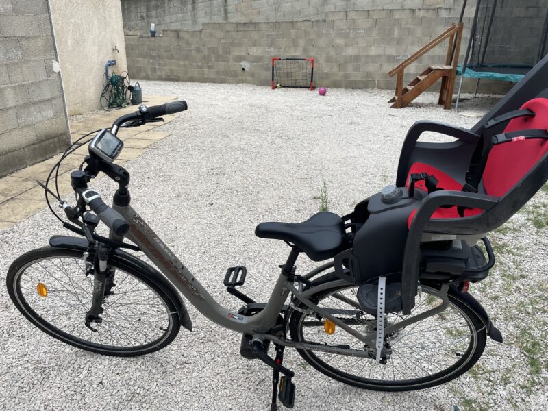 Loue vélo électrique nakamura avec siège enfant hamax + casque