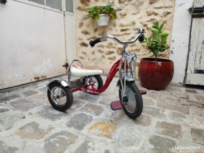 Tricycle de luxe chromé avec un look retro-moderne pour enfant de + 3 ans à - 5ans. Prix indiqué est pour 1h (8€ pour 1 heure).