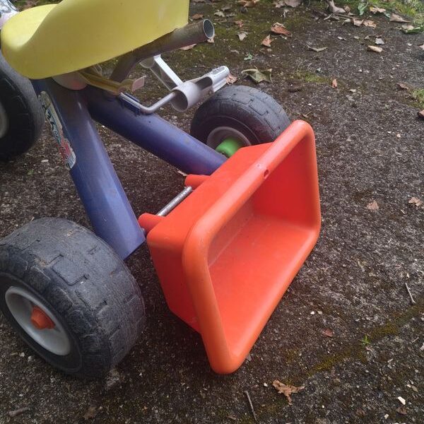 Tricycle pour Bébé. Equipé d'un klaxon et d'une petite benne à l'arrière qui peut basculer. Prix indiqué est pour 1h (5€ pour 1 heure).