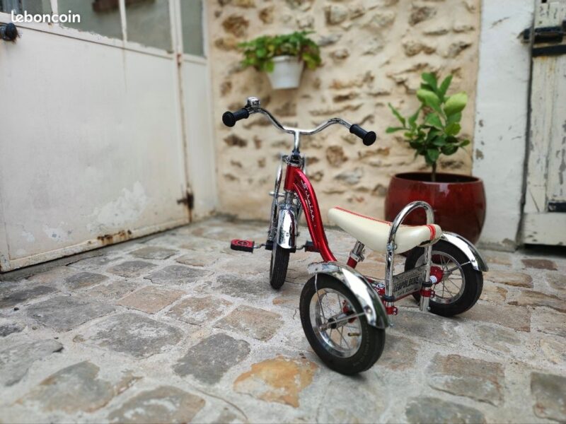 Tricycle de luxe chromé avec un look retro-moderne pour enfant de + 3 ans à - 5ans. Prix indiqué est pour 1h (8€ pour 1 heure).