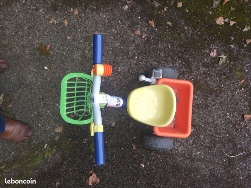 Tricycle pour Bébé. Equipé d'un klaxon et d'une petite benne à l'arrière qui peut basculer. Prix indiqué est pour 1h (5€ pour 1 heure).