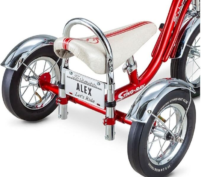 Tricycle de luxe chromé avec un look retro-moderne pour enfant de + 3 ans à - 5ans. Prix indiqué est pour 1h (8€ pour 1 heure).