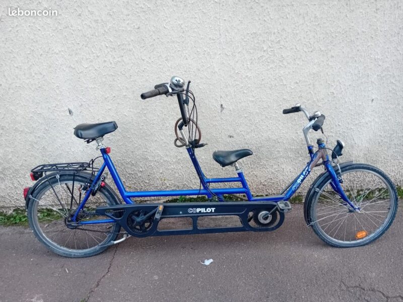 Vélo Tandem Enfant de 3 à 5 ans et Adulte. On peux ou pas bloquer le pédalier ou le guidon. Prix indiqué est pour une 1/2 journée (20€ la demi-journée).