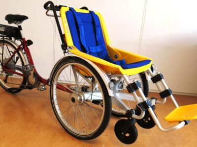 Vélo PMR, vélo pousseur, Fauteuil roulant inclus. Vélo Manuel. Prix indiqué est pour 1/2 journée (25€ la demi-journée).