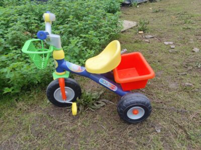 Tricycle pour Bébé. Equipé d'un klaxon et d'une petite benne à l'arrière qui peut basculer. Prix indiqué est pour 1h (5€ pour 1 heure).