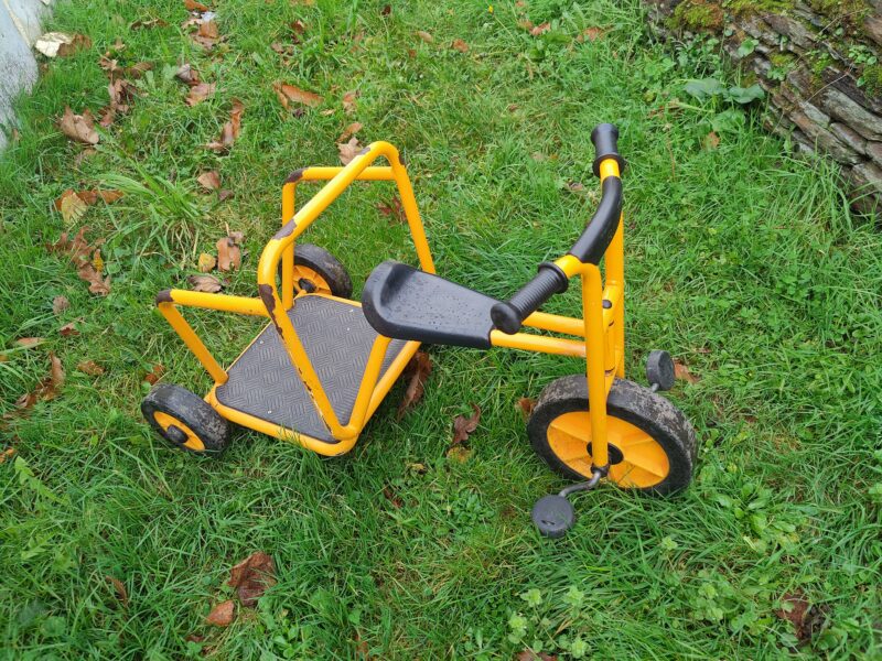 Tricycle pour enfant de + 3 ans à - 5ans. Une plateforme pour y contenir un panier de repas, le panier du chien ou un deuxième enfant se tenant à la barre métallique. Prix indiqué est pour 1h (5€ pour 1 heure).