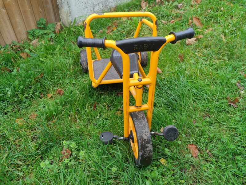 Tricycle pour enfant de + 3 ans à - 5ans. Une plateforme pour y contenir un panier de repas, le panier du chien ou un deuxième enfant se tenant à la barre métallique. Prix indiqué est pour 1h (5€ pour 1 heure).