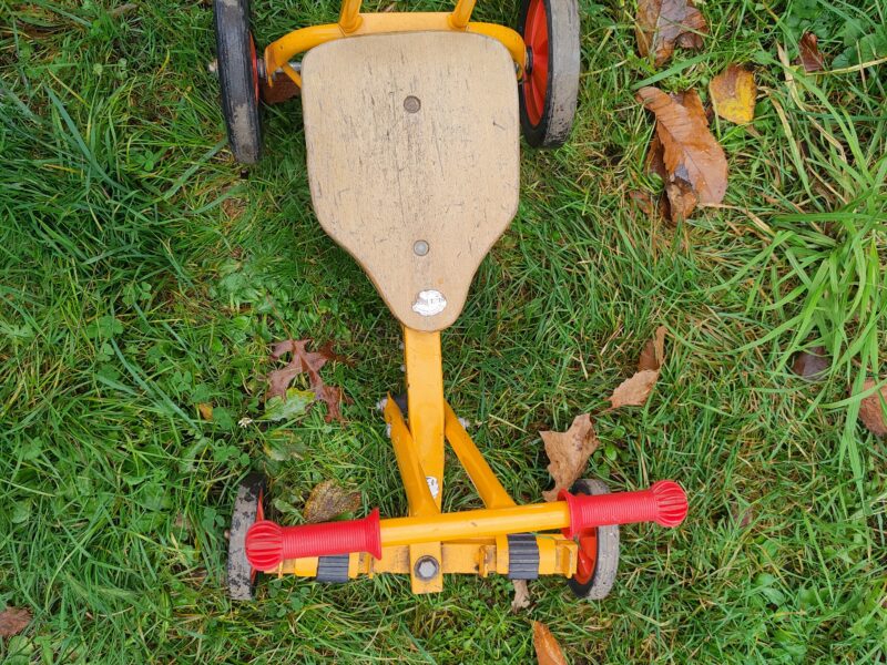 Cyclorameur pour enfant de + 3 ans à - 5ans. Avance à la force des bras. Prix indiqué est pour 1h (5€ pour 1 heure).