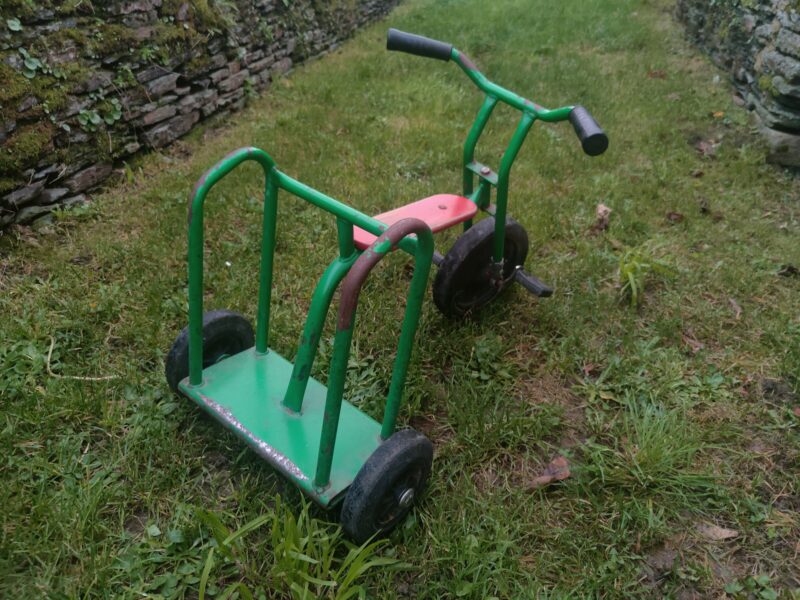 Tricycle pour enfant de + 3 ans à - 5ans. Un deuxième enfant peut se tenir debout, derrière la selle avec un appui à la barre métallique. Prix indiqué est pour 1h (5€ pour 1 heure).