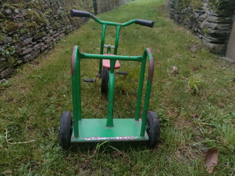 Tricycle pour enfant de + 3 ans à - 5ans. Un deuxième enfant peut se tenir debout, derrière la selle avec un appui à la barre métallique. Prix indiqué est pour 1h (5€ pour 1 heure).