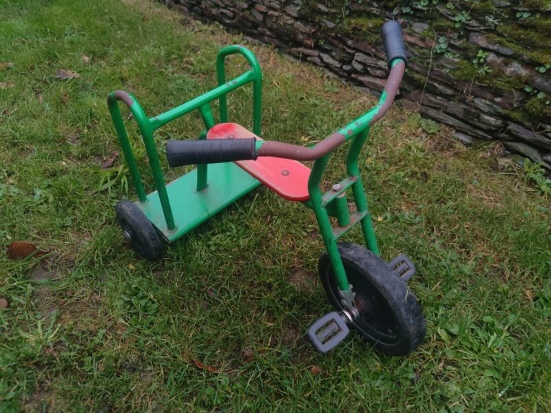 Tricycle pour enfant de + 3 ans à - 5ans. Un deuxième enfant peut se tenir debout, derrière la selle avec un appui à la barre métallique. Prix indiqué est pour 1h (5€ pour 1 heure).