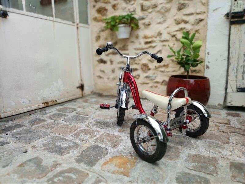 Tricycle de luxe chromé avec un look retro-moderne pour enfant de + 3 ans à - 5ans. Prix indiqué est pour la 1/2 journée (6€ la demi journée).