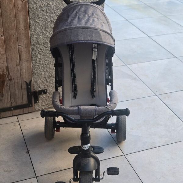 Tricycle pour Bébé Besney. Equipé d'une ceinture de sécurité et d'une boite de rangement à l'arrière du tricycle . Prix indiqué est pour 1/2 journée (5€ pour 1/2 journée)