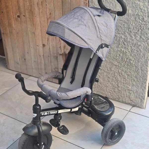 Tricycle pour Bébé Besney. Equipé d'une ceinture de sécurité et d'une boite de rangement à l'arrière du tricycle . Prix indiqué est pour 1/2 journée (5€ pour 1/2 journée)