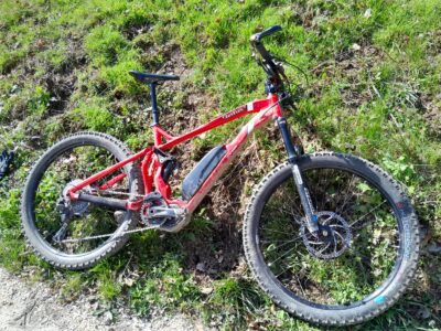 2 VTT à assistance électrique all mountain, louables séparément, prix par jour et par VTT