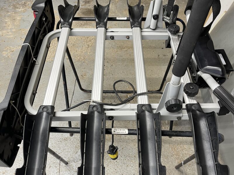 Porte vélos 4 vélos sur attelage avec ses sangles
