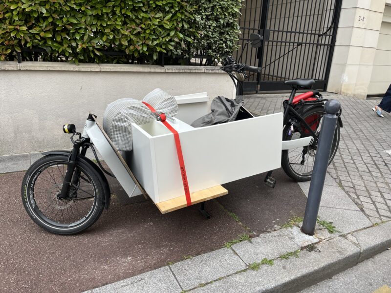Déménager objets encombrants bureau porte manteau banc en cargo