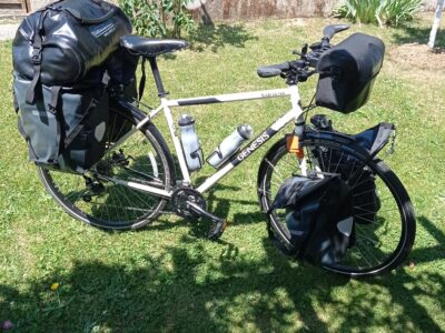 Genesis Tour De Fer 20 2020 + 4 sacoches avant et arrière + un rack pack 31 litres + matériel de camping