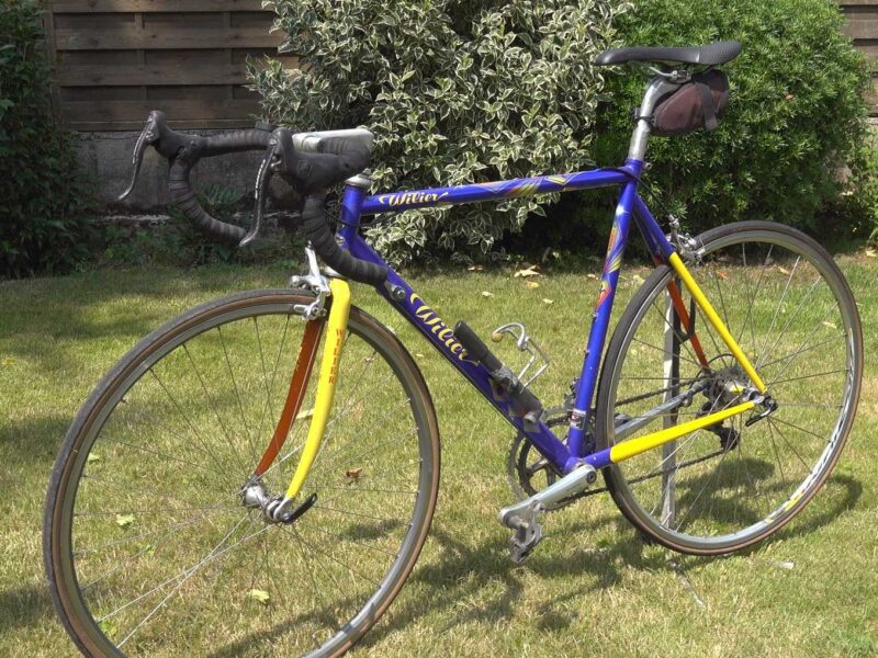 Loue vélo course en acier