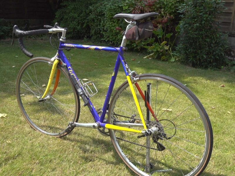 Loue vélo course en acier